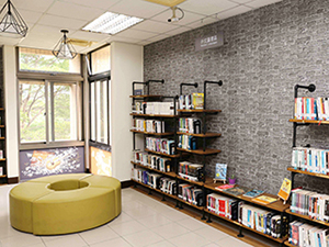 perpustakaan di taman